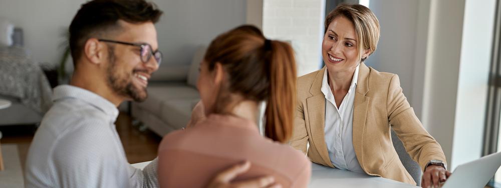 Un conseiller avec un couple.