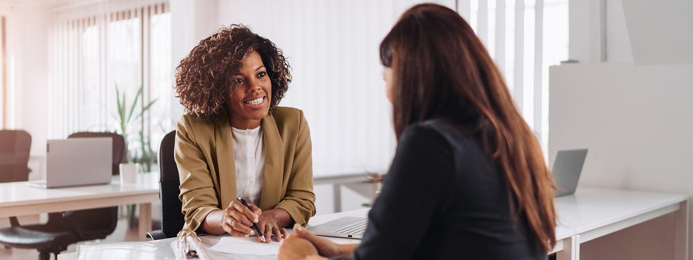 Un conseiller discute avec un client