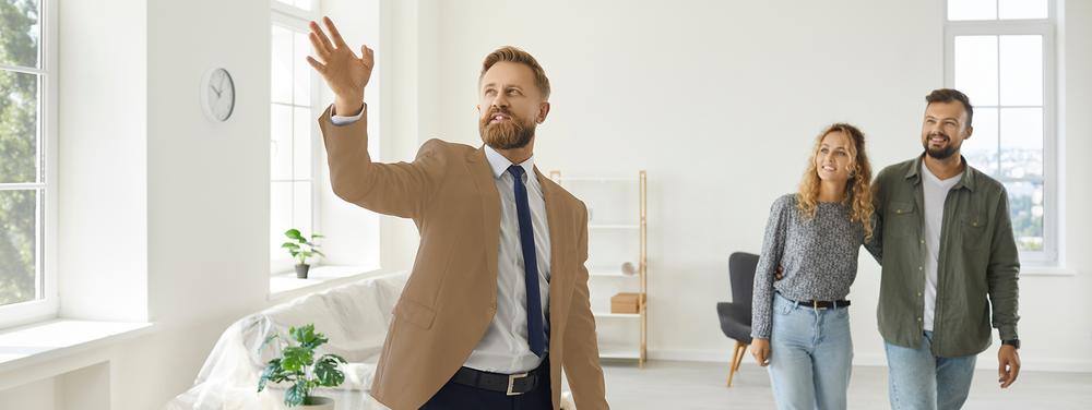 Un conseiller fait visiter un appartement à un couple